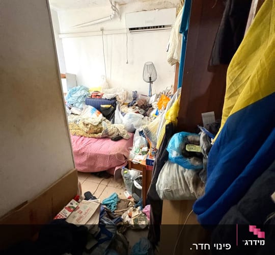 חדר מבולגן עם בגדים ופסולת על הרצפה